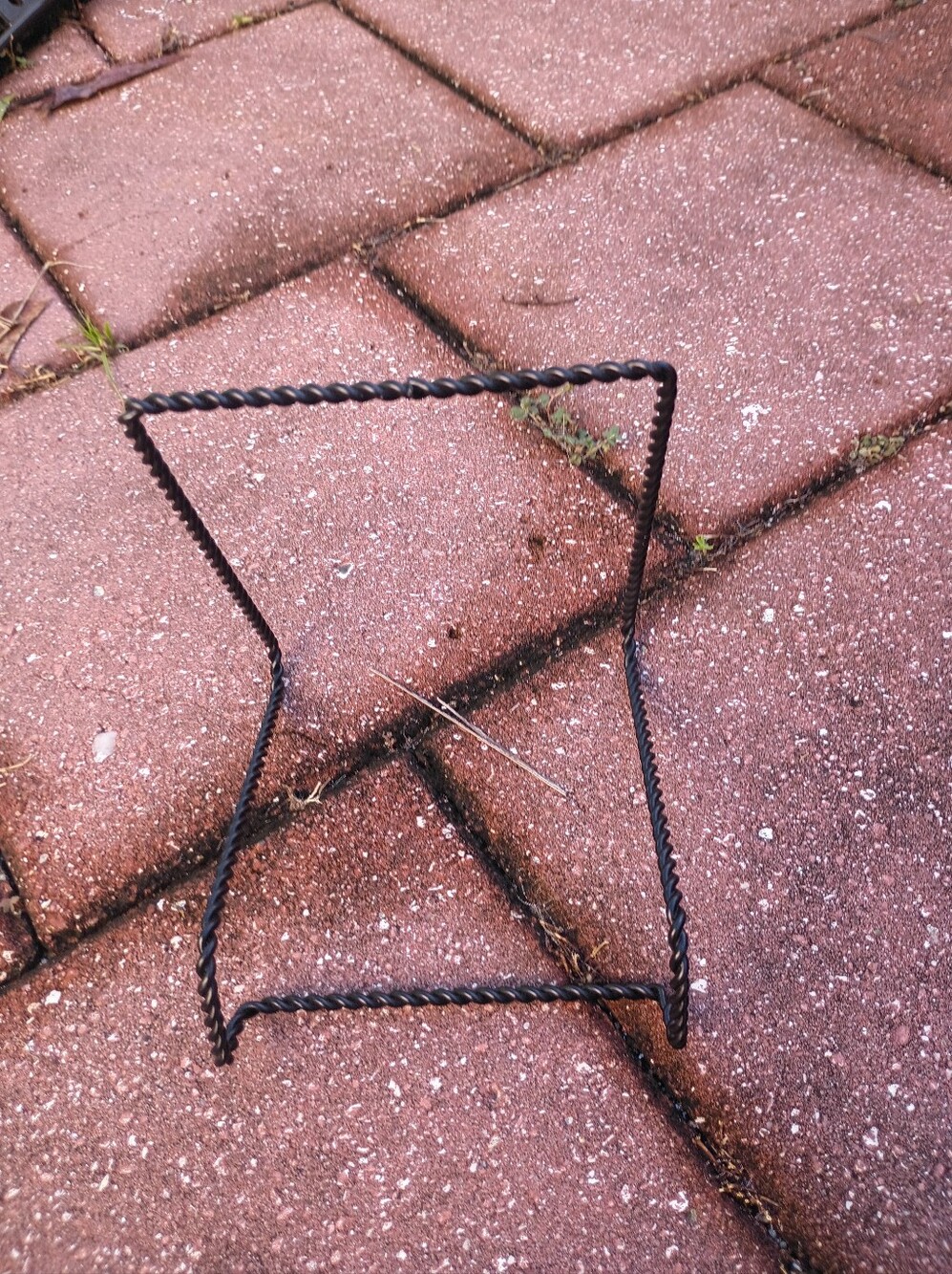 Bard's Twisted Black Wire Easel Stand a blackmetal twisted-wire design
